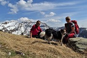 25 Salendo, sul sent. 124, al Rif. Balicco, con vista sul Monte Cavallo